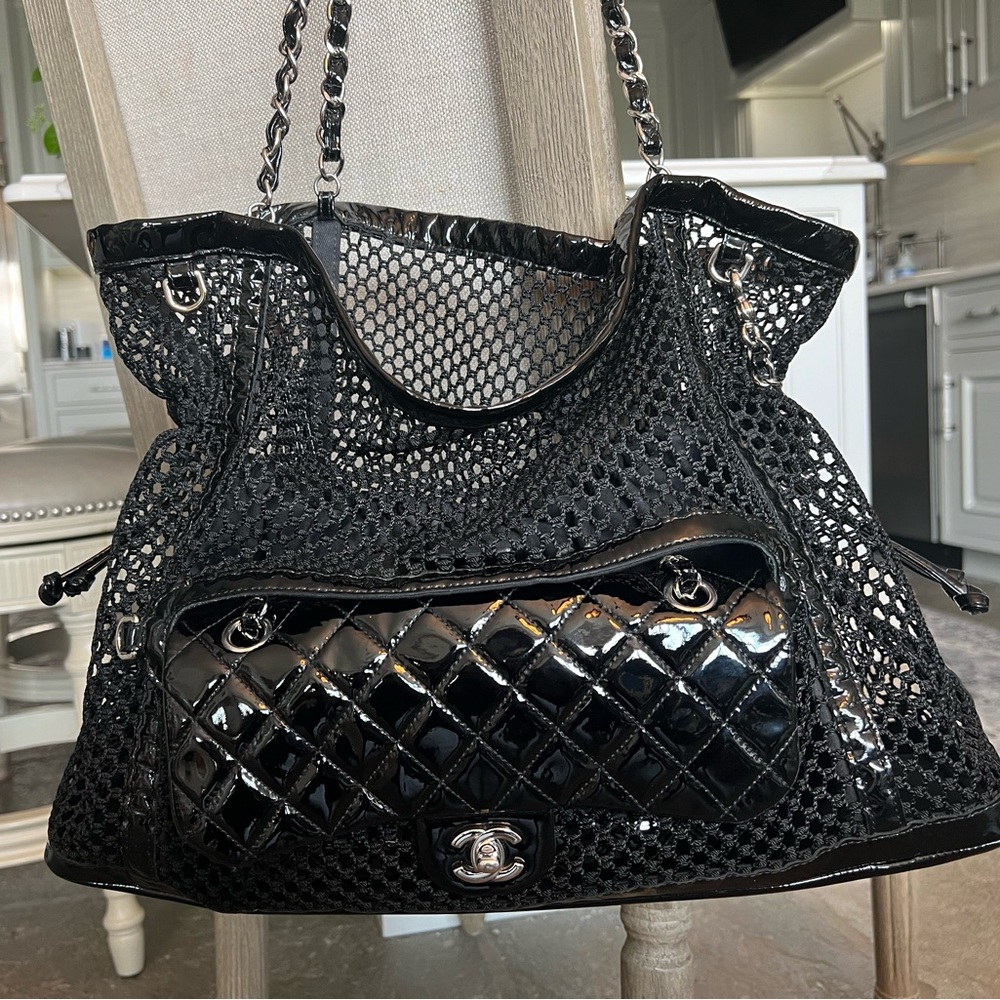 Stunning Chanel 2 in 1 patent leather bag